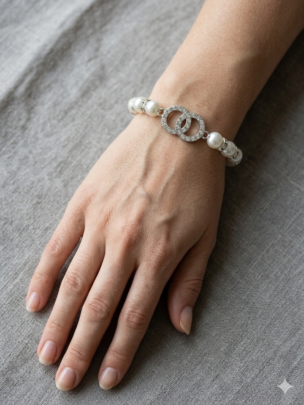 7 Inch Pearl Bracelet with Crystal Interlock Accent - White/Silver